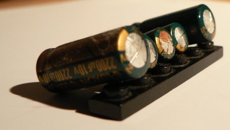 Mniej i bardziej napuchnięte kondensatory